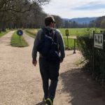 hombre adulto caminando tranquilamente para mejorar su salud