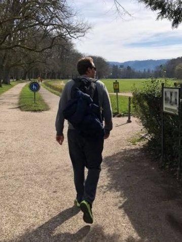 hombre adulto caminando tranquilamente para mejorar su salud